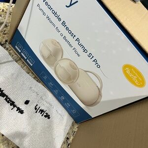 Eufy Wearable Breast Pump S1 Pro & case